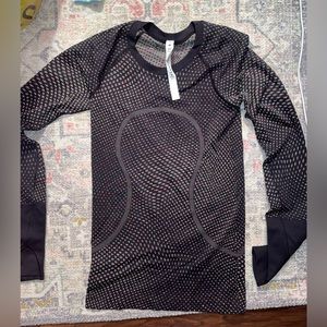 Brand new never worn lululemon top. Black with multicolored specks